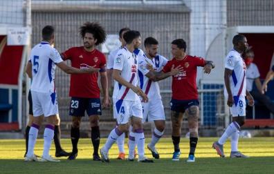 ARIDANE, CAPITÁN. El central canario portó ayer el brazalete. En la foto, en un pequeño tumulto con jugadores del Eibar y el Chimy.