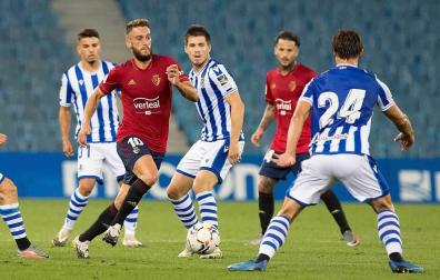 Roberto Torres persigue el balón ante la mirada de los realistas Zubeldia, Le Normand y Djouahra, al fondo, y el rojillo Rubén García.