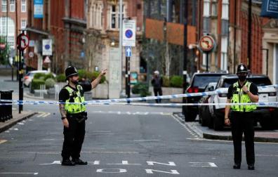 Varios agentes de la policía británica investigan el apuñalamiento ocurrido en Birmingham