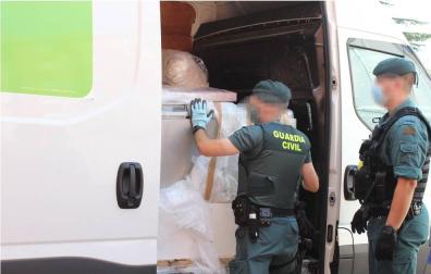 Los dos ocupantes han sido detenidos por un delito de Tráfico de drogas.
