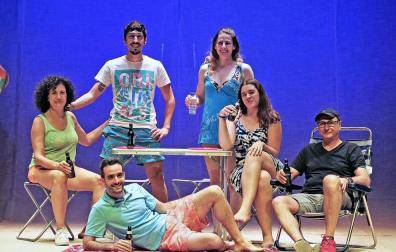De izq. a drcha.: Alicia García de Garayo, Pablo Cañete (tumbado), Imanol Sucino, Paula Montilla, Andrea Lacasa y Ramón Vidal (director), ayer en el escenario de la Escuela Navarra de Teatro.
