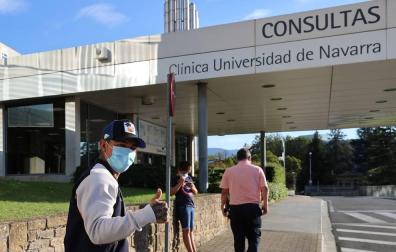 El Chimy Ávila, a su llegada ayer a la tarde a la Clínica Universidad de Navarra para hacer las pruebas médicas. Delante, el jefe de los servicios médicos, Andrés Fernández.