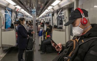 Pasajeros del metro se protegen del coronavirus con mascarillas en el metro de Shanghai