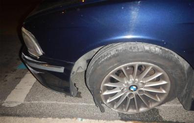 Estado en el que quedó la rueda del coche tras el accidente.