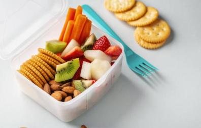 Imagen de un tupper con frutas y frutos secos