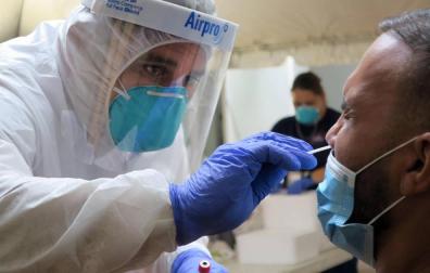 Realizando una prueba PCR a un posible contagiado por coronavirus en Puerto Rico