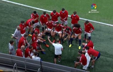 Jagoba Arrasate da instrucciones a sus jugadores antes del calentamiento.