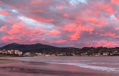 Playa de Hendaya. Al fondo, Fuenterrabía.