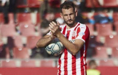Cristian Stuani, con el balón tras anotar un hat-trick.