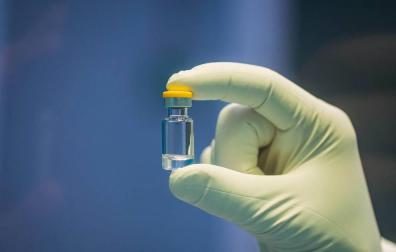 Fotografía del laboratorio de ITD Biologika en Alemania que muestra una dosis de una candidata a vacuna del Covid.