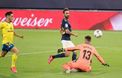 Adrián López bate a David Gil en la primera jornada liguera disputada entre Cádiz y Osasuna el pasado sábado.