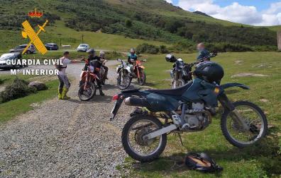 Alguno de los motoristas denunciados, junto a un agente de la Guardia Civil.