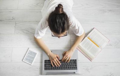 Imagen de una joven estudiante utilizando diversas herramientas