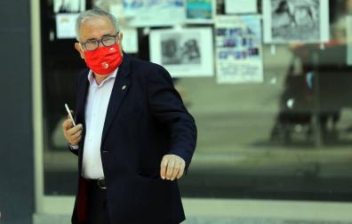 Luis Sabalza, con la mascarilla de Osasuna, fotografiado en Pamplona en días pasados.