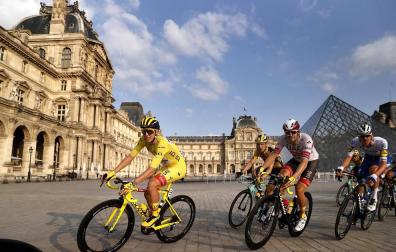 Sam Bennett se ha llevado este domingo en París la 21ª y última etapa del Tour de Francia 2020, en una jornada en la que se entregó el triunfo en la general al joven Tadej Pogacar.