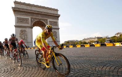 Pogacar, con el maillot amarillo, a su paso por el Arco del Triunfo de París