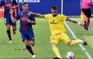 El defensa de la SD Huesca Pablo Maffeo pelea por el control del balón con el delantero del Cádiz CF, Álvaro Negredo