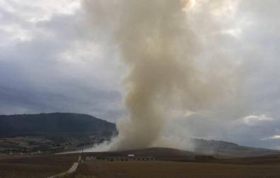 Columna de humo provocada por la quema de rastrojeras en Galar