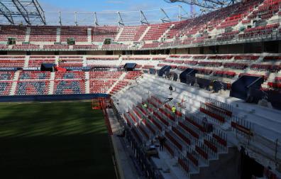 La nueva imagen de Graderío Sur, a la derecha, con la instalación de los 'rail seat' este lunes por la tarde.