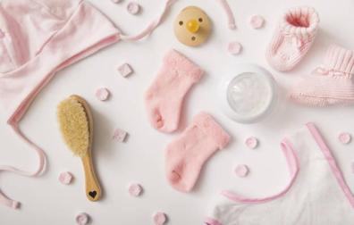 Imagen de algunas prendas de ropa y complementos para bebés