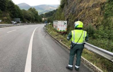 Salida de vía de un camión en la A-15, a la altura de Gorriti