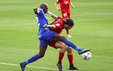 Nyom, en un lance del Getafe-Osasuna, pelea con Juan Cruz.