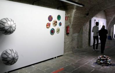 El Pabellón de Mixtos acoge la exposición colectiva '26 = 26', que aúna pintura, fotografía, vídeo o collage
