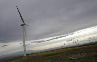 Imagen de un parque eólico en funcionamiento en Cabanillas, que contará con otro más que se iniciará en marzo.