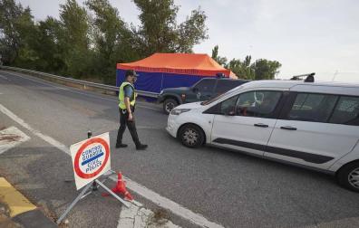 Nadie puede entrar o salir de la localidad salvo por motivos laborales, sanitarios, educativos o de cuidado de personas dependientes.