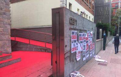 Manchan con pintura la sede de la CEN en Pamplona