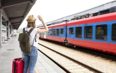Imagen de una viajera saludando al tren