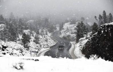 El temporal de frío y lluvia que afecta estos días a Navarra ha traído la primera nevada del otoño al puerto de Belagua.