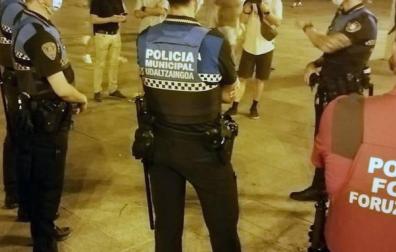 Propuestas para sanción ocho personas por celebrar una fiesta en un piso de la plaza del Castillo