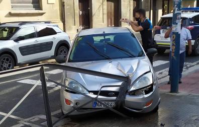 Un vehículo se sube a la acera y casi atropella a un peatón en Tafalla
