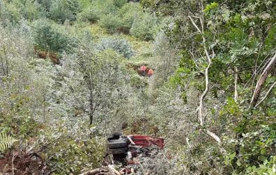 Un camionero, herido tras salirse de una pista y precipitarse 200 metros