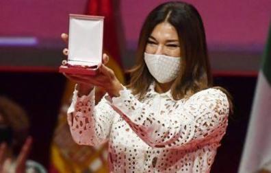Imagen de Raquel Revuelta con la Medalla de Sevilla