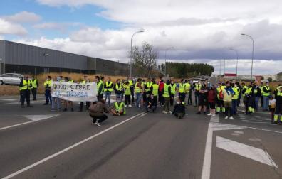 Los trabajadores de Trenasa han cortado la N-113 tras el anuncio de los despidos.