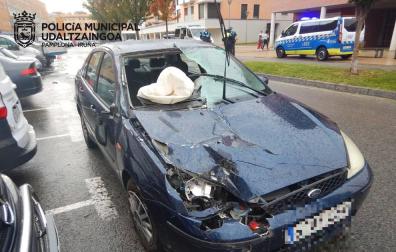 Estado en el que quedó el coche tras chocar con tres vehículos aparcados en Buztintxuri