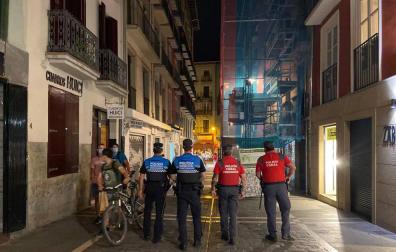 Patrullaje conjunto de la Policía Municipal y la Policía Foral por las calles de Pamplona.