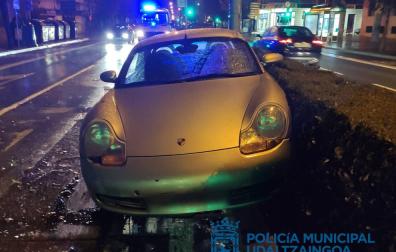 El conductor de un Porsche pierde el control en la plaza de la Paz y acaba sobre la mediana