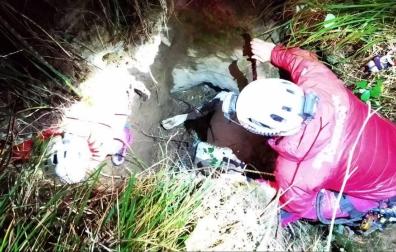 Rescatada una vaca que había caído a una sima en Ezcároz