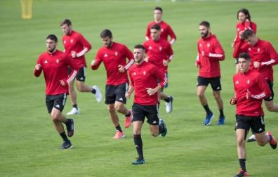 Los jugadores de Osasuna, en el campo de entrenamiento de Tajonar.
