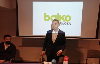 Joserra Garai, este jueves por la mañana en Bilbao antes de la rueda de prensa. Al lado, Pablo Berasaluze.