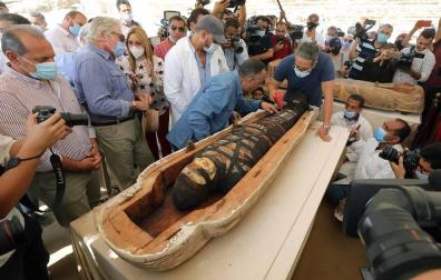 Fotos de los sarcófagos con momias dentro de hace 2.600 años