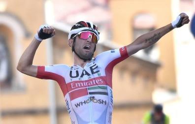 Diego Ulissi celebra su victoria en Agrigento.