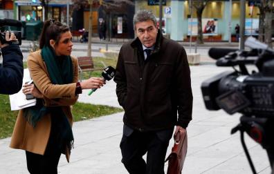 El abogado de la víctima de 'La Manada', Miguel Ángel Morán, atiende a los periodistas a su llegada al Palacio de Justicia de Navarra.
