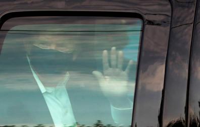 Trump saluda a sus simpatizantes desde el coche.