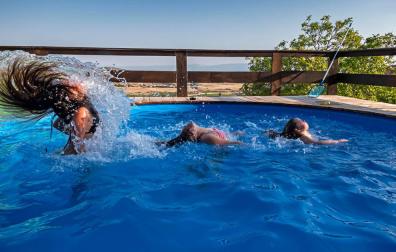 El consumo de agua baja en casa y cae a casi la mitad en la hostelería