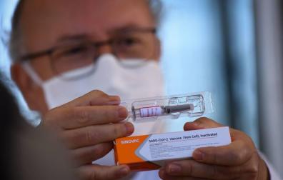 Gustavo Romero, el profesor de medicina que coordina la investigación en Brasil sobre la vacuna contra el coronavirus muestra una dosis de la vacuna de Sinovac contra el coronavirus, en fase tres de prueba.