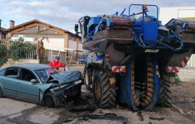 Herido grave un conductor tras salirse de la vía y colisionar contra una cosechadora